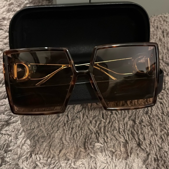 Dior 30Montaigne SU oversized sunglasses
💯% Authentic - Picture 1 of 6